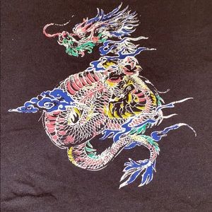 Gray dragon print graphic tee